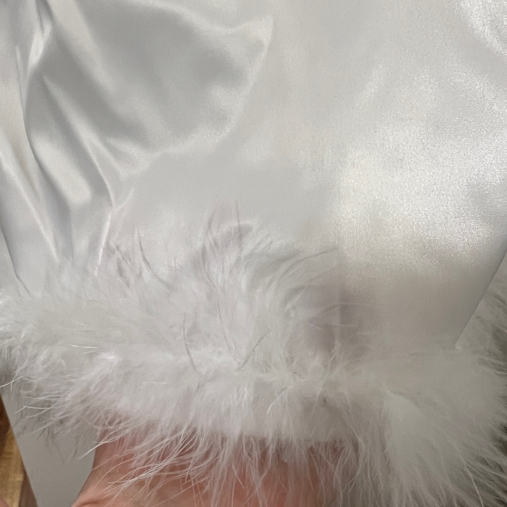 White body dress with fur